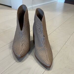 Kaanas beige snake texture bootie, size 7